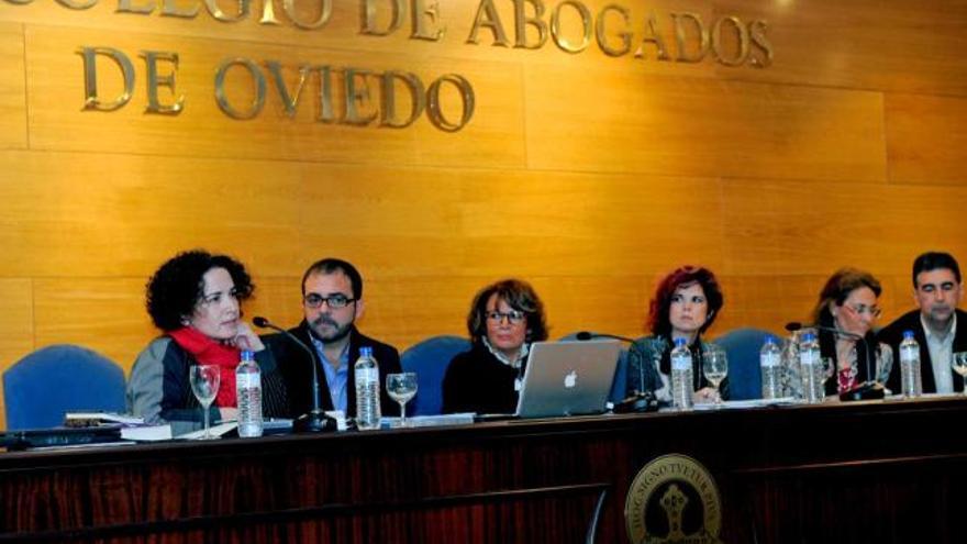 Los ponentes, ayer, en la mesa redonda sobre violencia machista en el teatro lírico.