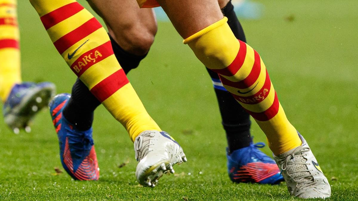 Las botas Nike de un futbolista del Barça, frente a las Adidas de un jugador del Espanyol