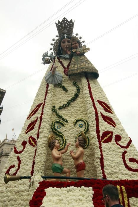 La plaza se llena para ver el manto de la Virgen