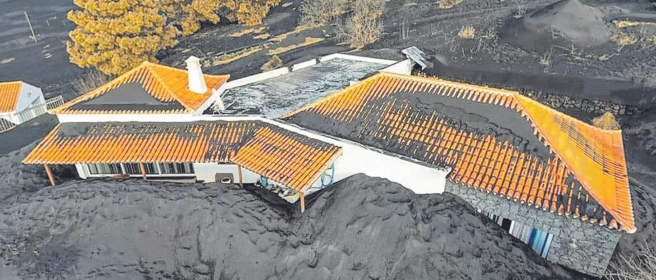 Una vivienda sepultada por los efectos de la erupción.  | | LP/DLP