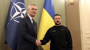 Jens Stoltenberg, secretario general de la OTAN, con el presidente ucraniano Volodimir Zelensky en Kiev el pasado 20 de abril. 