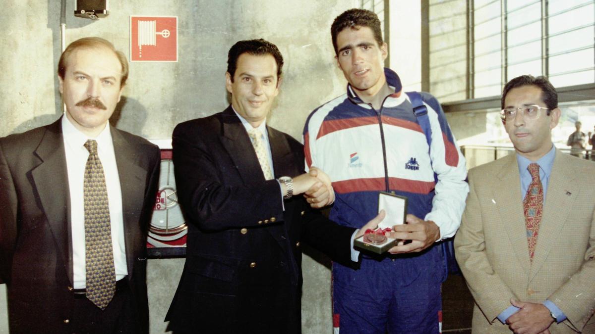El alcalde de Córdoba en 1996, Rafael Merino, entrega a Miguel Indurain una medalla con motivo de su presencia en la ciudad.