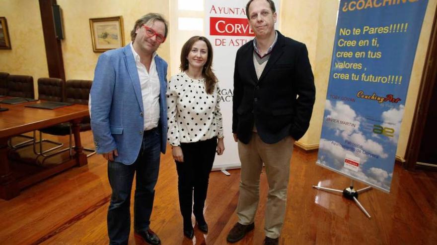 La concejala Rocío Martínez, entre Toby Govan, a la izquierda, y Javier Martín.