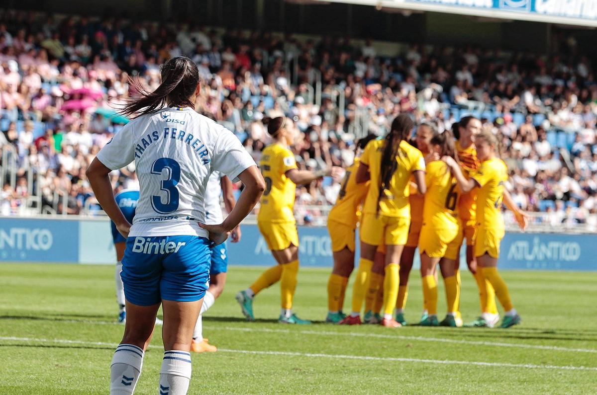 Thaís Ferreira, brazos en jarra, observa a las jugadoras del Barça celebrando el 0-2.