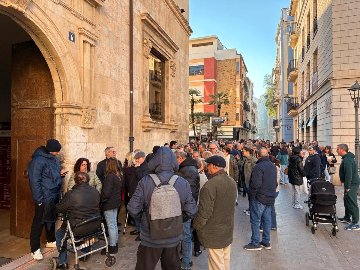 Decenas de personas aguardan para alquilar silla en la Semana Santa de Alzira.