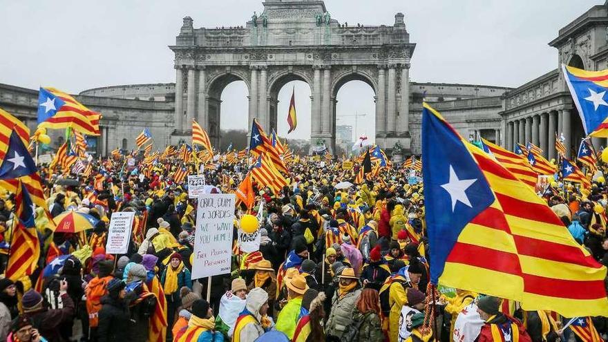 Manifestantes catalanes, 45.000 según cifras de la policía belga, concentrados ayer en el parque del Cincuentenario en Bruselas. // Efe