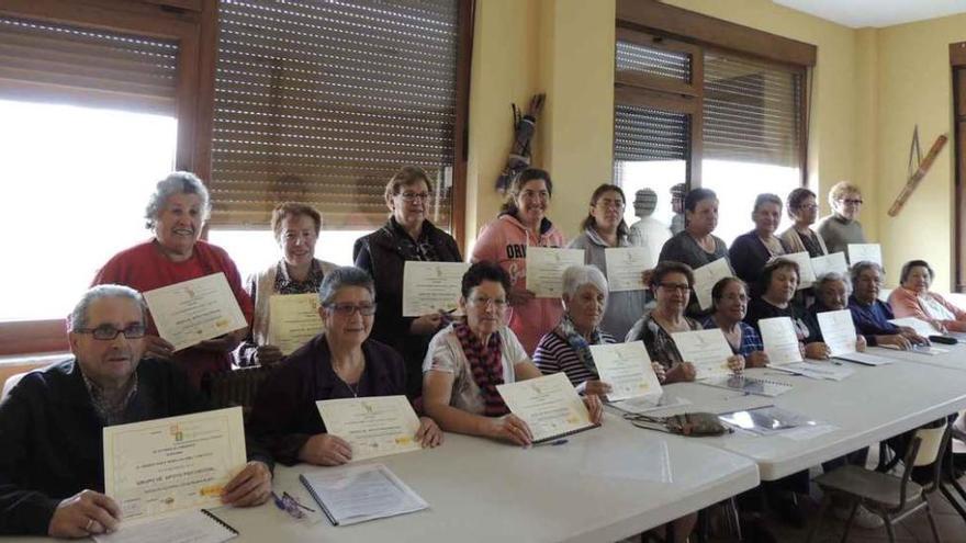 Un grupo de mayores de Mózar muestra sus diplomas de asistencia a un curso organizado por Solidaridad.