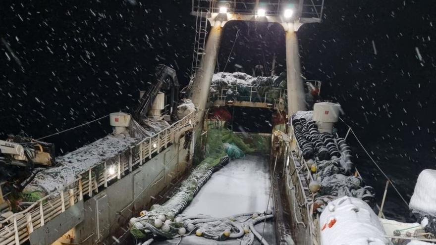 Cubierta helada de un arrastrero congelador en NAFO, este invierno. | Cedida