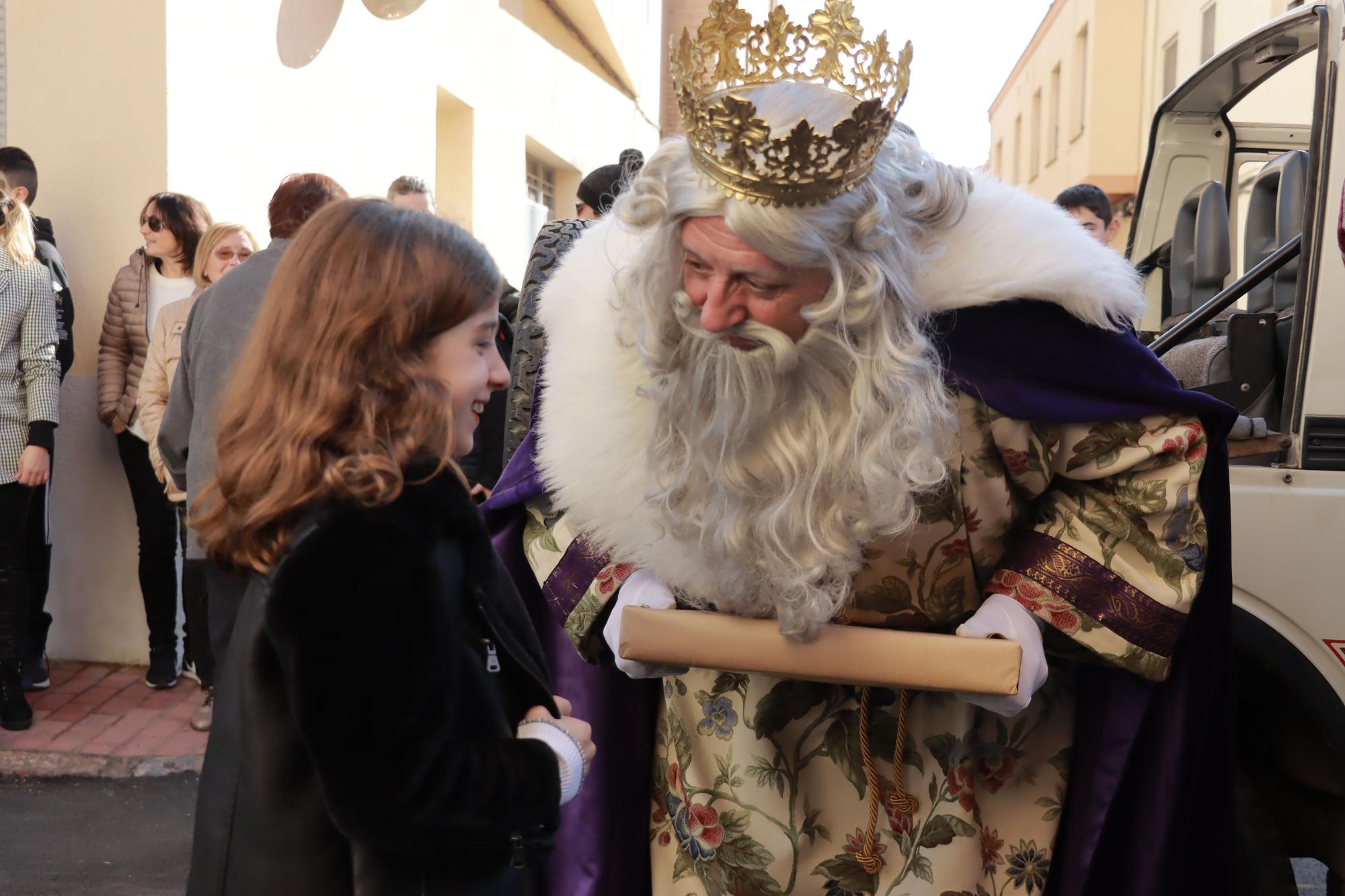 Los Reyes Mayos premian a los vecinos de Vila-real con cientos de regalos en este 2023