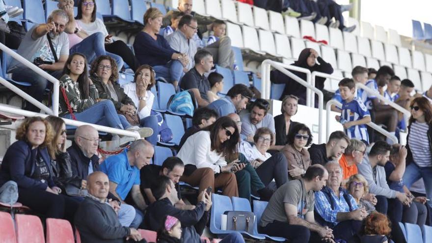 Un aspecte de la grada de Vilatenim durant el partit de lliga contra el Llagostera aquest curs.