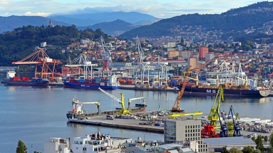 Vista parcial de los muelles comerciales de Vigo,