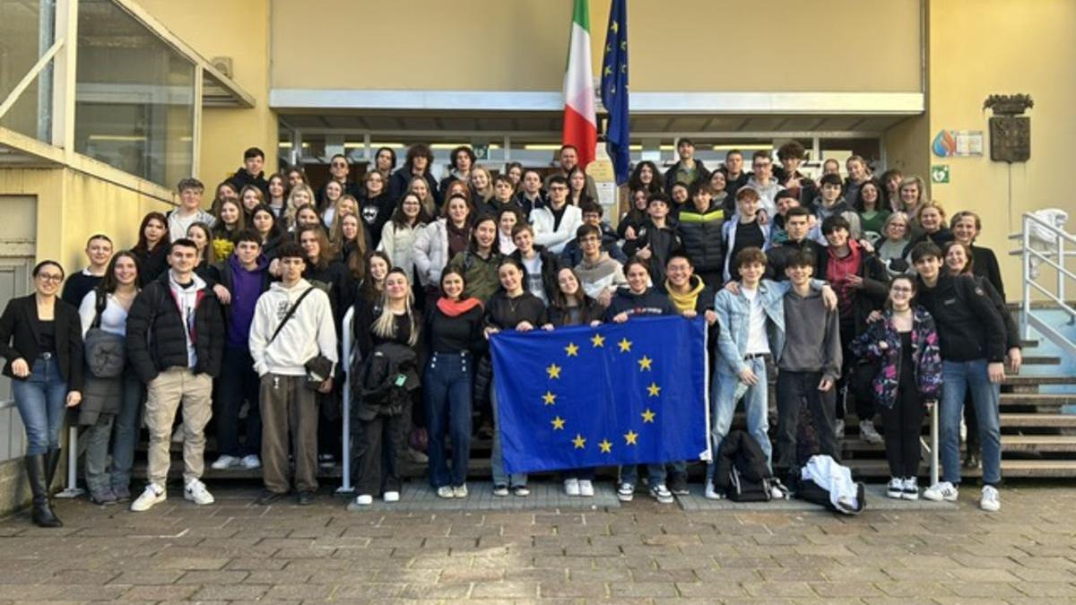 Foto de los estudiantes de Burjassot con sus compañeros internacionales en Milán.