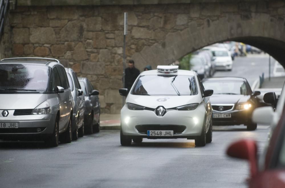 Un vehículo vigila la zona verde de la ORA