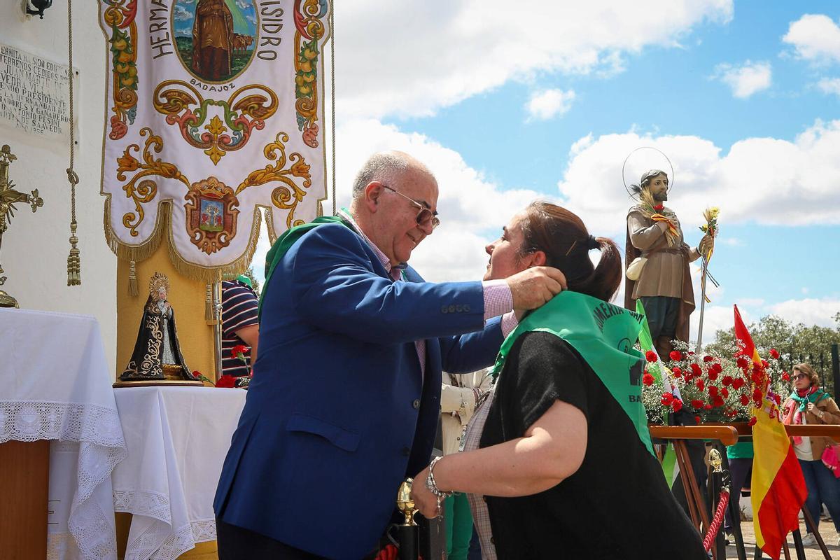 El hermano mayor, Rafael Crespo, impone la medalla a una de las nuevas hermanas.