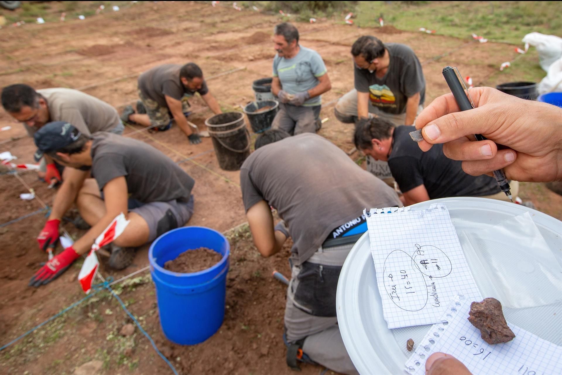 Un grupo de paleontólogos excavando en Igea, La Rioja