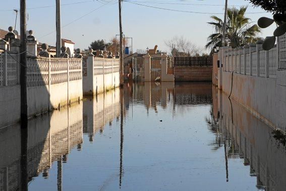 In dem kleinen Dorf in der Nähe des Flughafens von Mallorca steht das Wasser - und fließt seit Dezember nicht ab. Die Anwohner beklagen die Untätigkeit der Politik.