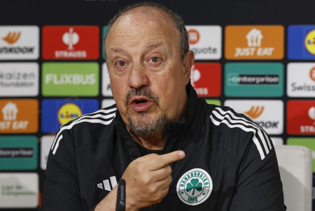 El entrenador del Panathinaikos, Rafa Benítez, durante la rueda de prensa previa al partido de vuelta de los octavos de final de la Europa League ante el Betis en La Cartuja