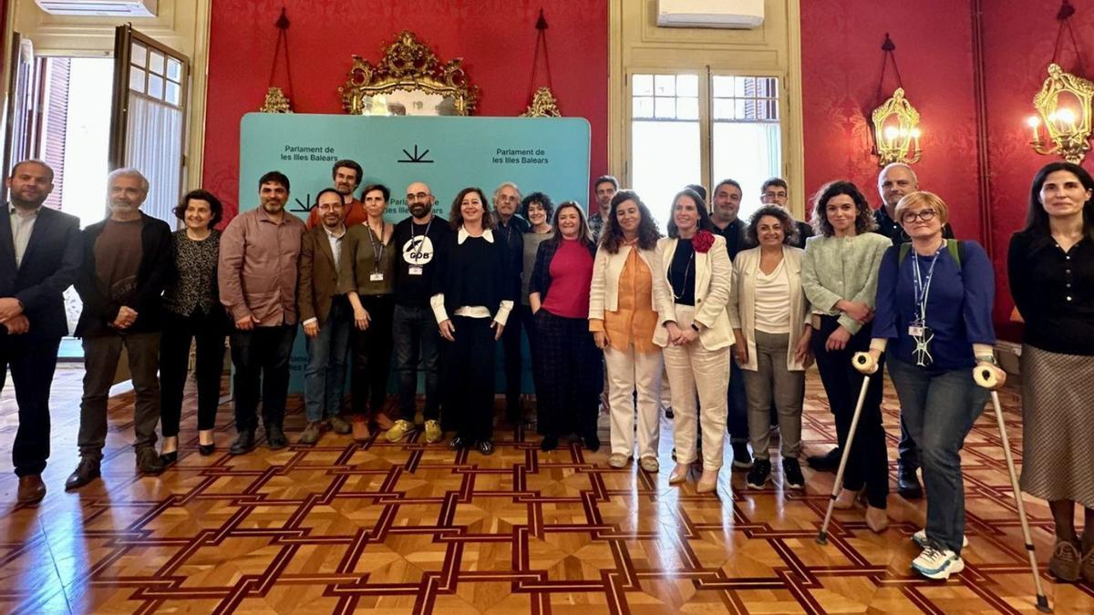 Representantes del GOB y de los partidos, ayer en el Parlament.