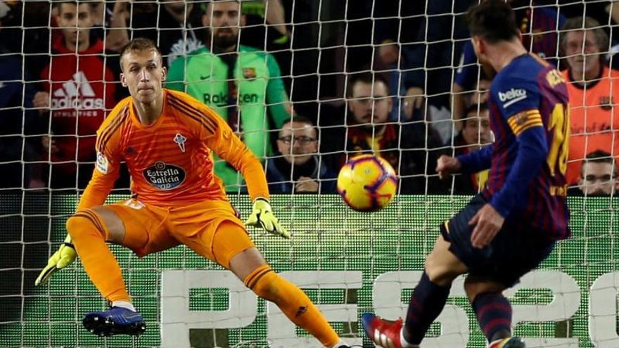 Messi lanza un penalti a Rubén Blanco.