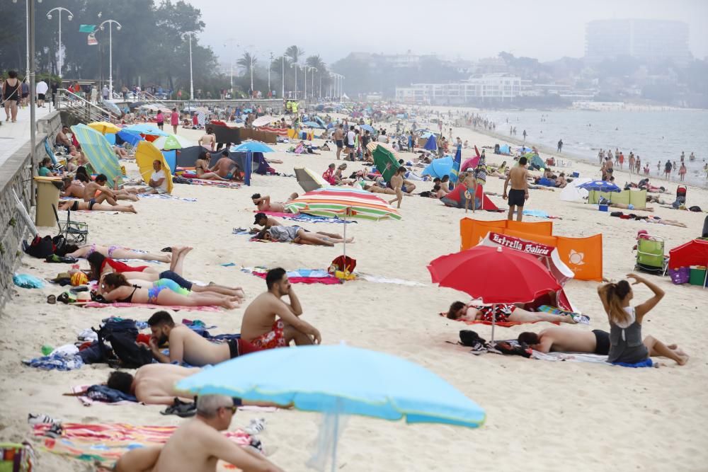 Una repentina nube gris se posó sobre Vigo a primera hora de la tarde con los arenales abarrotados.