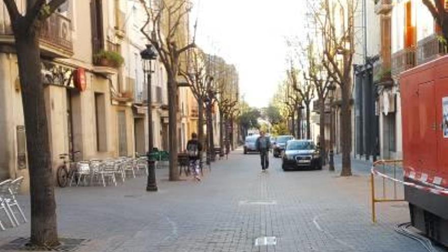 Un dels carrers del centre del municipi