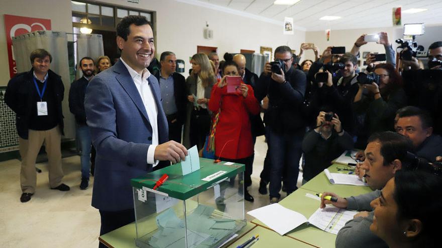 Juanma Moreno, votando en las elecciones andaluzas del 2 de diciembre.