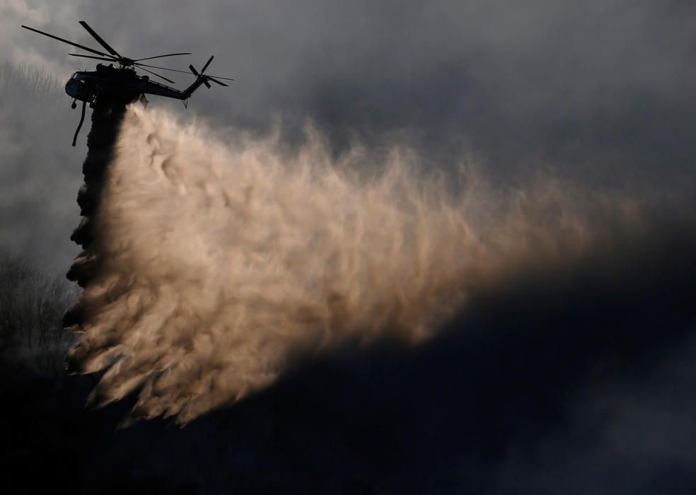 Un helicóptero realiza labores de extinción en San Bernardino, California.