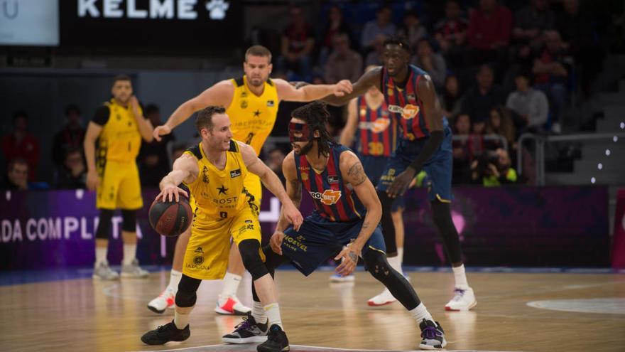 Huertas terata de proteger el balón ante la defensa de Henry