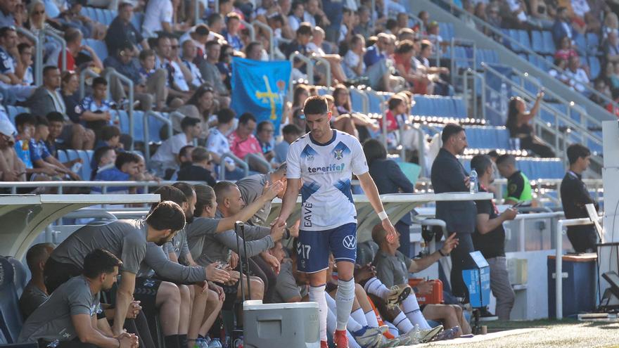 Pitos en el Heliodoro durante el partido entre el CD Tenerife y el Oviedo