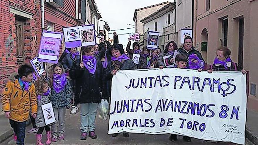 Vecinas de Morales y algunos niños recorren las calles del municipio durante la manifestación en la que reivindicaron igualdad de derechos.