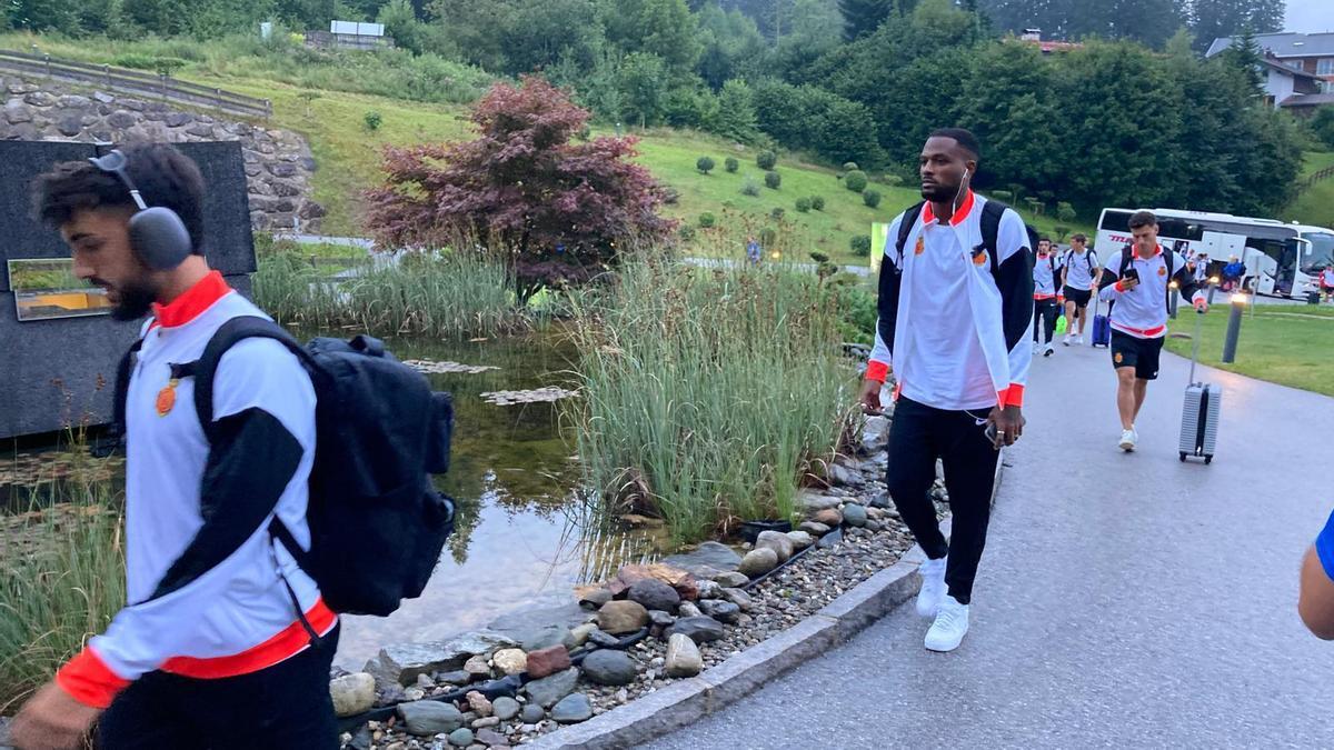 Los jugadores del Real Mallorca llegan al hotel de concentración en Austria