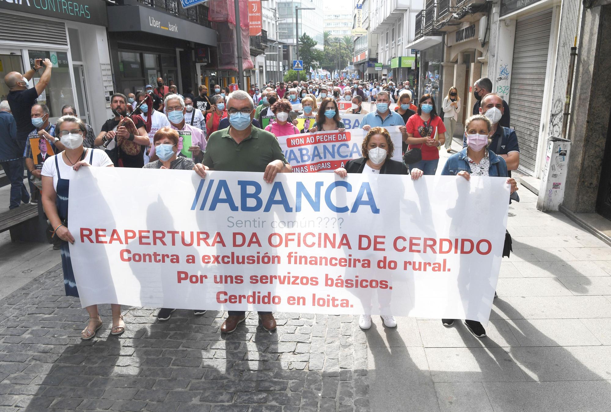 Manifestación contra el cierre de sucursales bancarias en el Obelisco