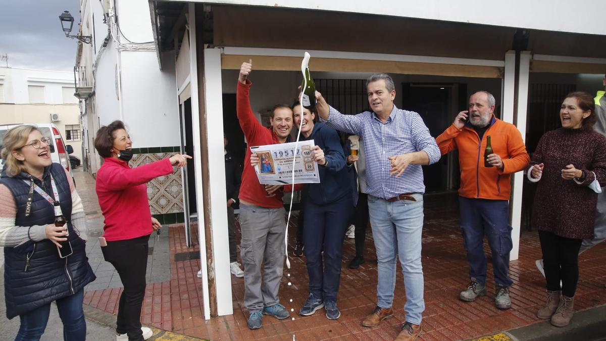 Varios afortunados con el tercer premio en Fernán Núñez celebran su suerte.