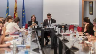 El centenar de directores de colegio que presentaron su dimisión deben seguir en su puesto, interpreta el Principado