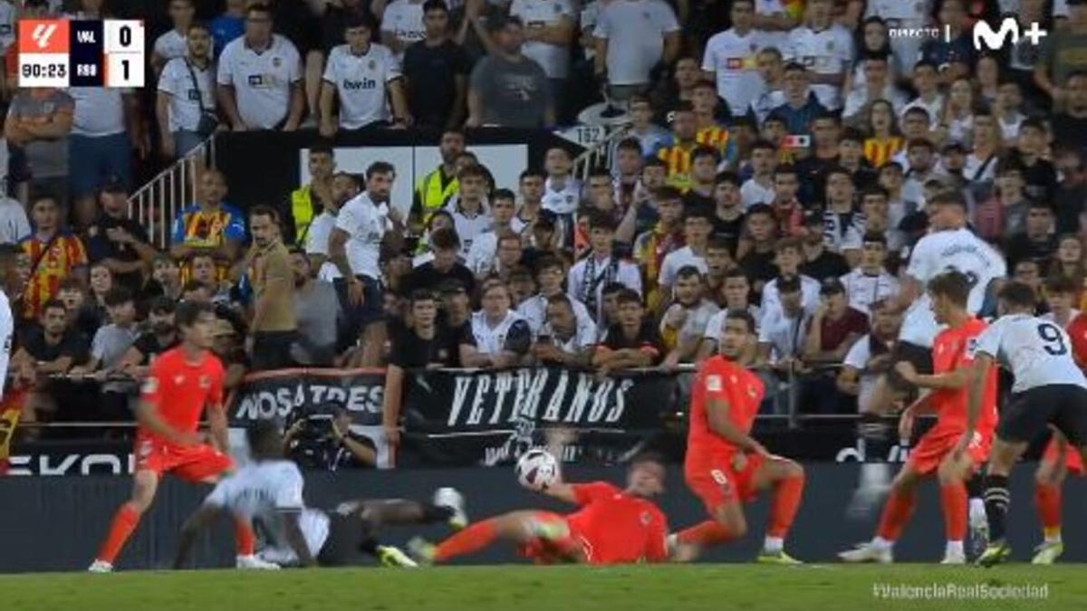 Captura de la imagen del posible penalti en Mestalla