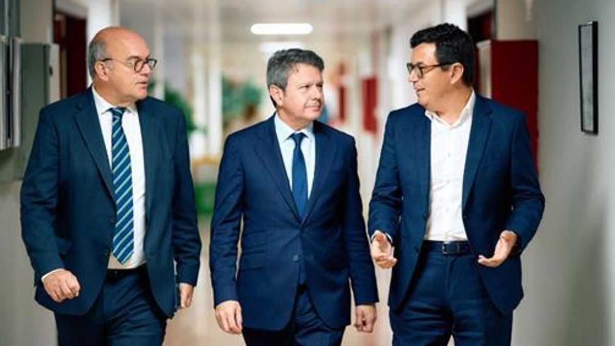 El delegado del Gobierno, Anselmo Pestana, el secretario de Estado de Transportes y Movilidad Sostenible, José Antonio Santano y el consejero de Obras Públicas, Pablo Rodríguez.