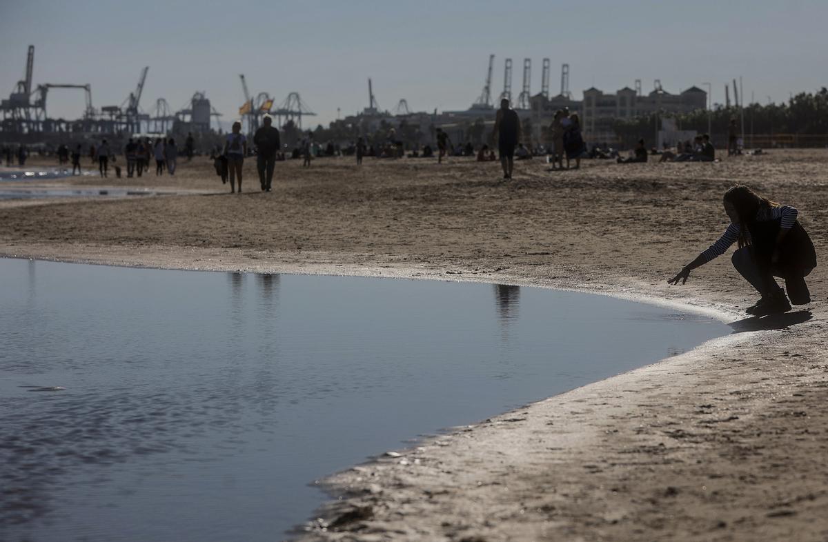 Varias personas disfrutan del buen tiempo en la playa, a 24 de diciembre de 2022, en Valencia, Comunidad de Valencia, (España).