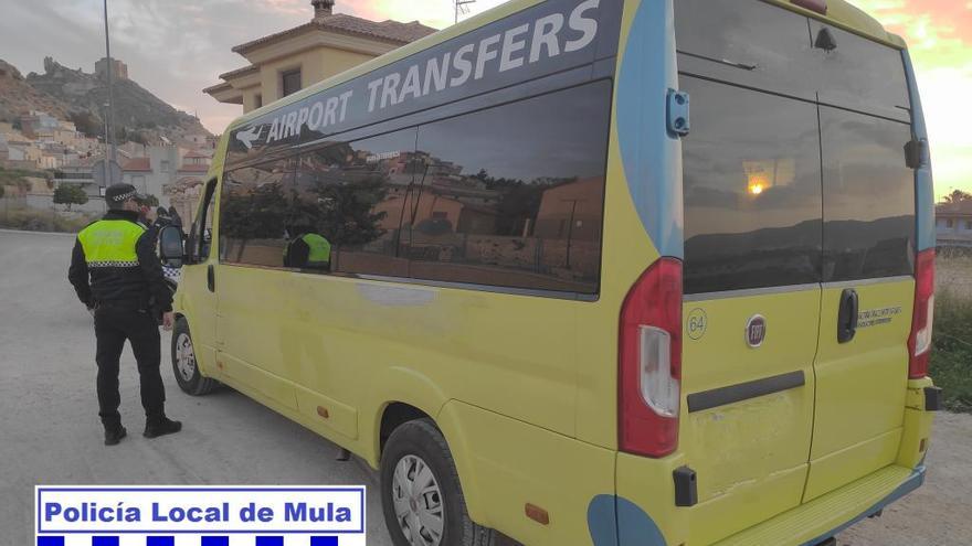 Inmovilizan un autobús escolar en Mula por circular sin seguro