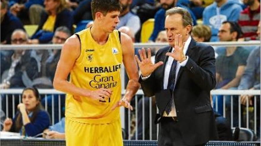 Oriol Paulí rep instruccions del tècnic del Gran Canària, Aíto García Reneses, en un partit d&#039;aquest curs.