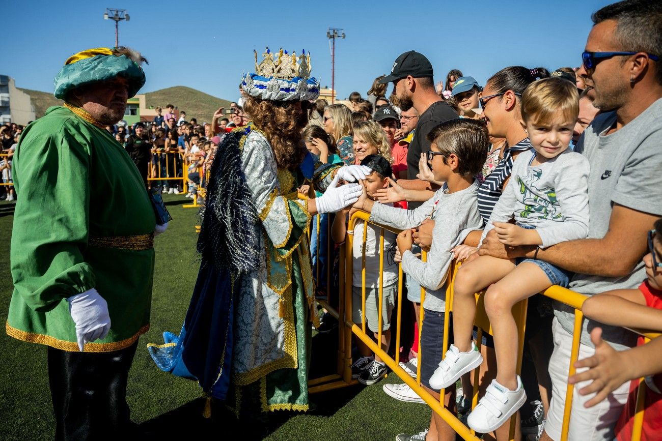 Miles de personas llenan de ilusión el Estadio de Barrial en la llegada de los Reyes Magos