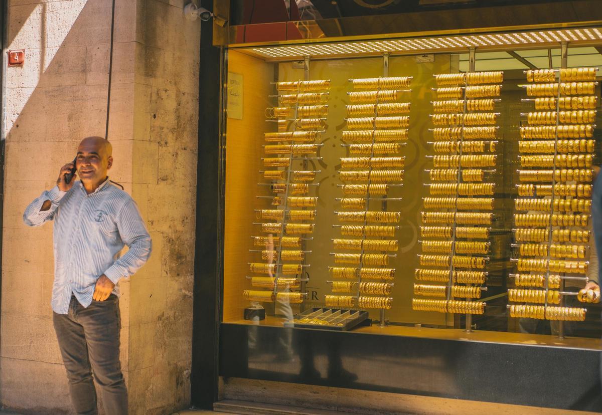 Un vendedor de oro habla por el teléfono móvil en el Gran Bazar de Estambul