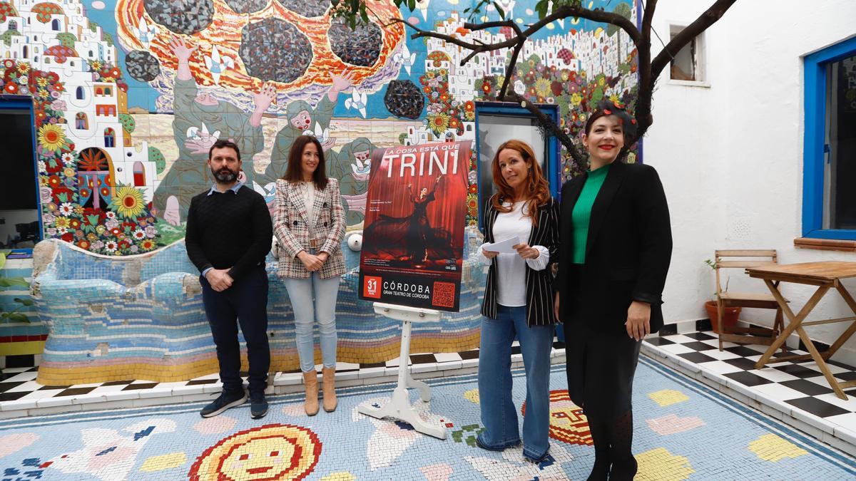 Ernesto Hita, Ana Recio, Marian Aguilar y La Trini, ante el cartel del espectáculo.