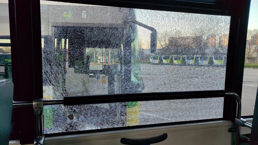 Vitrasa denuncia otro ataque a un autobús y la plantilla se manifiesta esta tarde