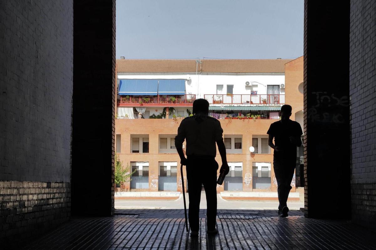 Una persona mayor pasea por un patio de Las Moreras.