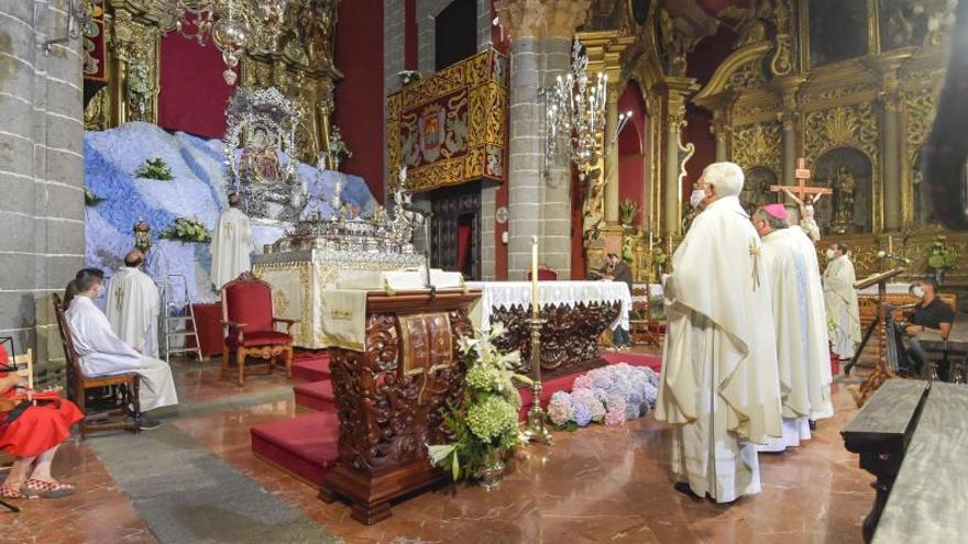 La Virgen del Pino baja del camarín