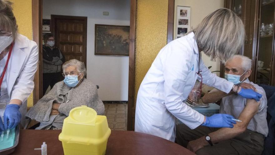 Dispositiu de vacunació a persones dependents i de més de 80 anys que es va fer a Sant Feliu Sasserra