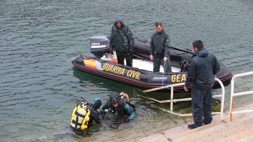 Los buzos inspeccionando el puerto. // Nick