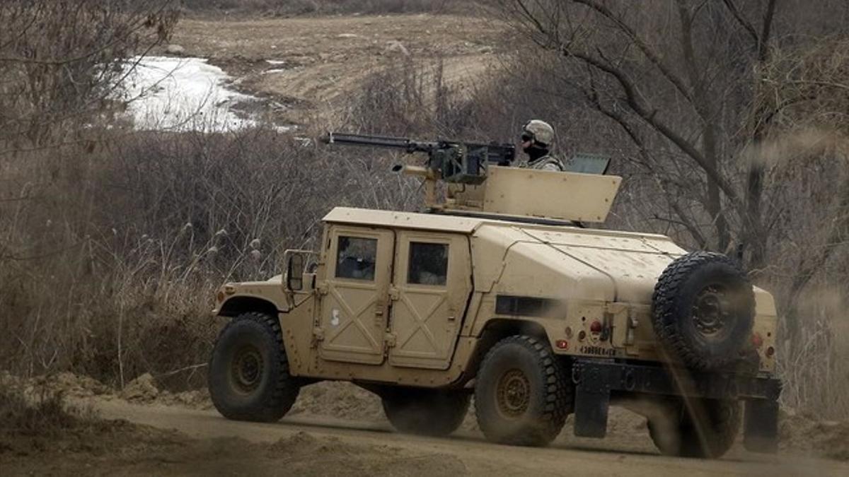 Un soldado estadounidense patrulla a bordo de un Humvee en la localidad surcoreana de Paju, junto a la frontera con Corea del Norte.