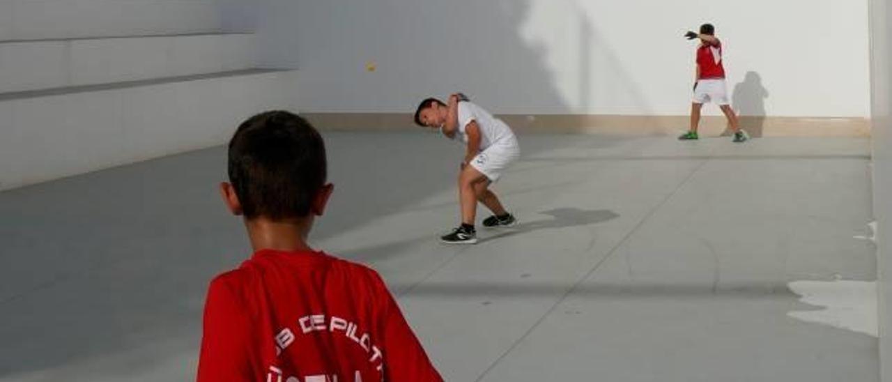 Un grupo de niños entrena en Sella.