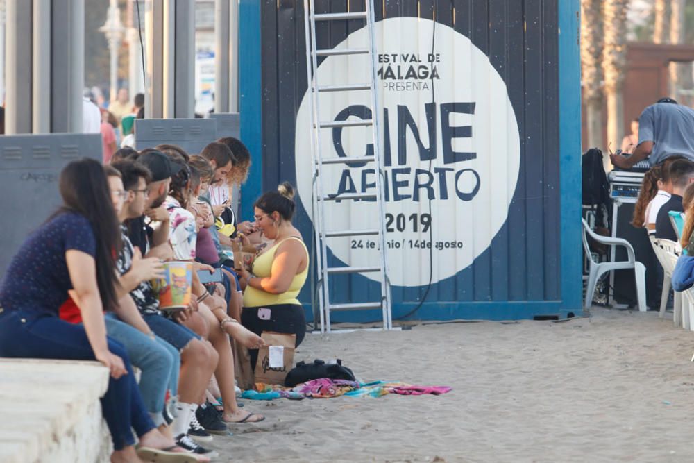 Miles de personas se congregaron en el Cine Abierto de la playa de la Misericordia para ver el estreno de los dos primeros capítulos de La Casa de Papel.